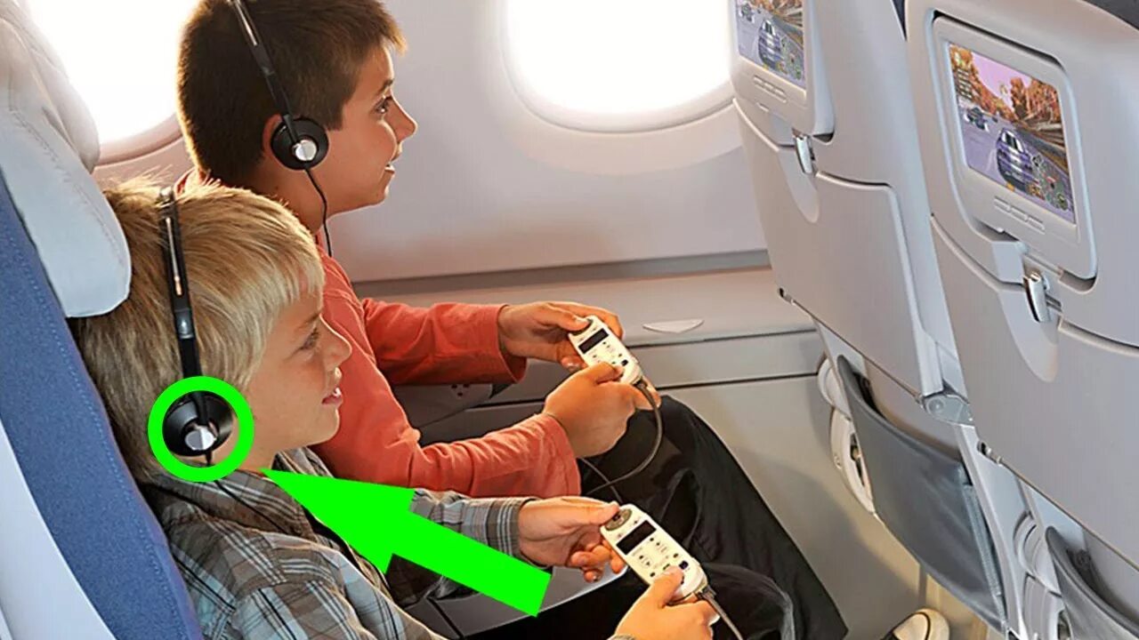 В самолетах можно зарядить телефон. Розетки в самолете. Зарядка в самолете. Зарядники в самолете. Лайфхаки в самолете с детьми.