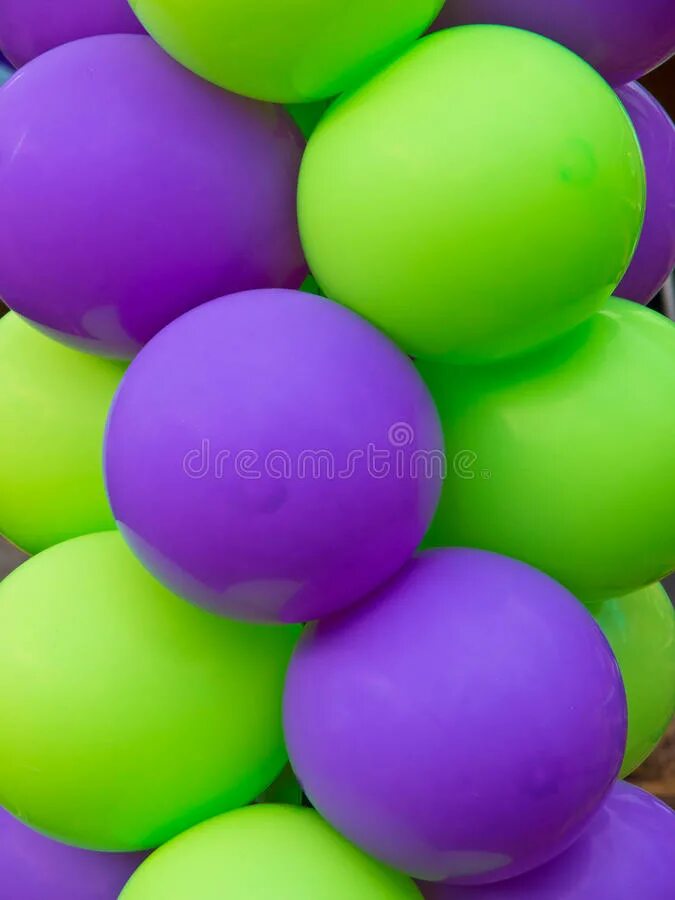 Красные и зеленый шары. Шары сиреневые и салатовые. Шары салатовые и фиолетовые. Зеленые и фиолетовые шары. Шары салатово фиолетовые.