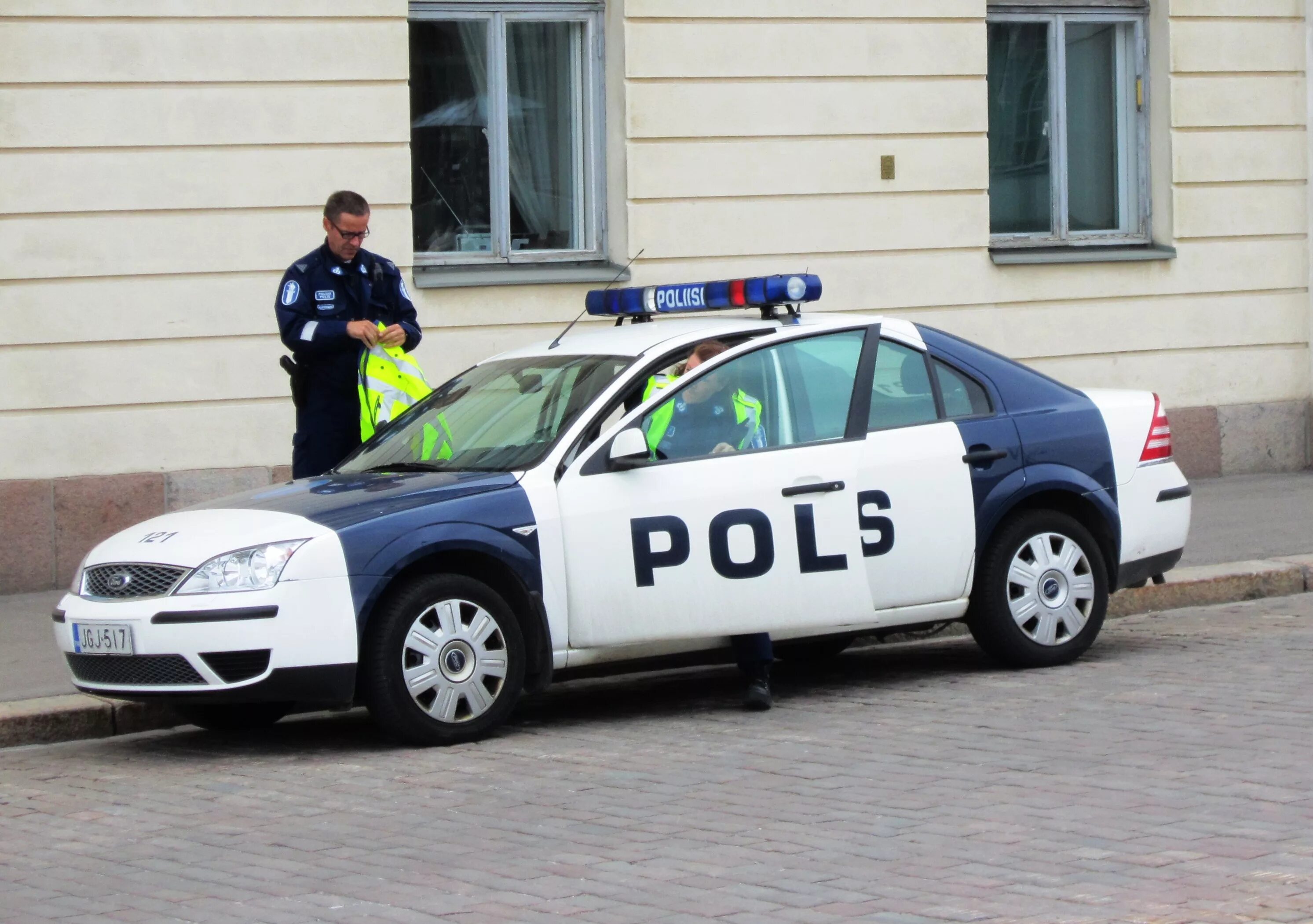 Безопасность финляндии. Финские полицейские машины. Полиция Финляндии. Полицейские автомобили Финляндии. Полиция Финляндии авто.