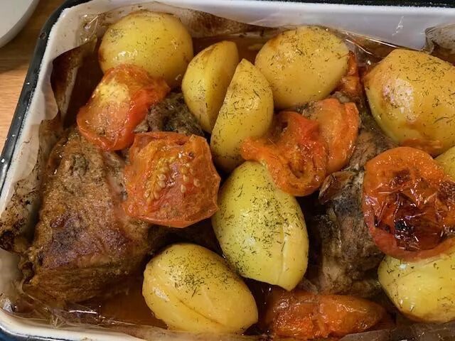 Рецепт картошки запеченной в рукаве в духовке. Картошка с мясом в духовке. Запеченная картошка с мясом в духовке. Печёный картофель в духовке с мясом. Мясо с картофелем в рукаве.