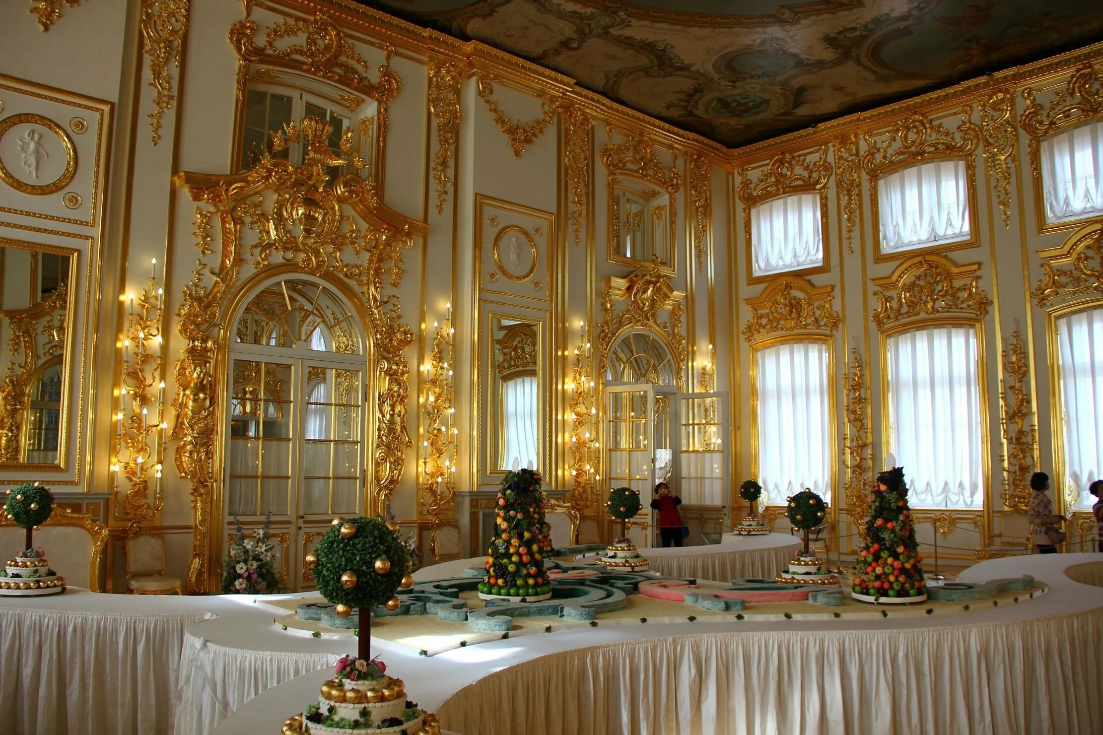 Парадная столовая екатерининского дворца. Екатериновский зал мраморного дворца. Пушкин часы екатерининский. Спальня екатерины 2 в екатерининском дворце. Царское село екатерининский дворец залы.