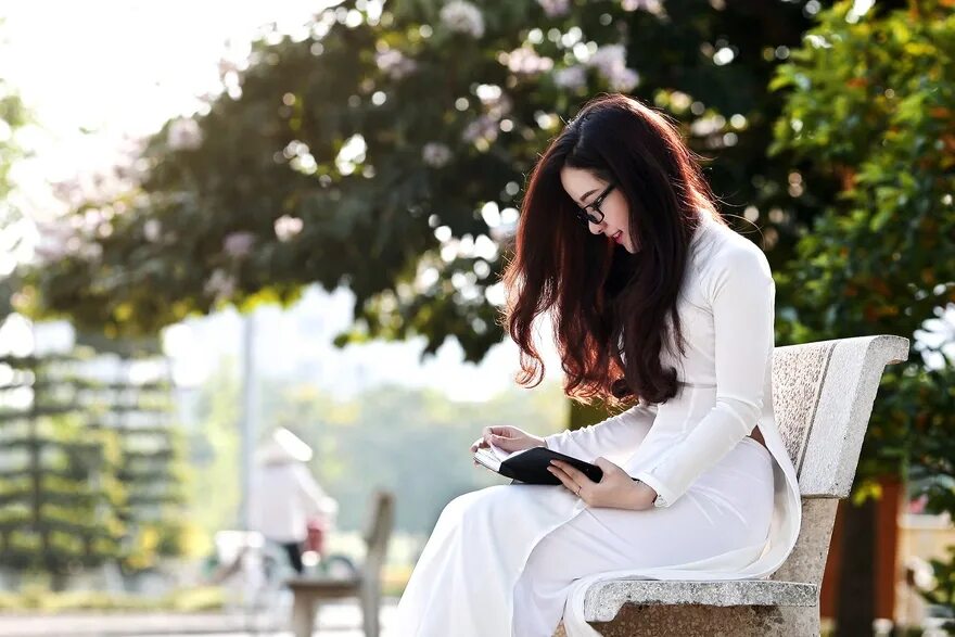 Умная и воспитанная девушка. Умная девушка. Умная девушка в очках. Умная и воспитанная девушка. Девушка в библиотеке.