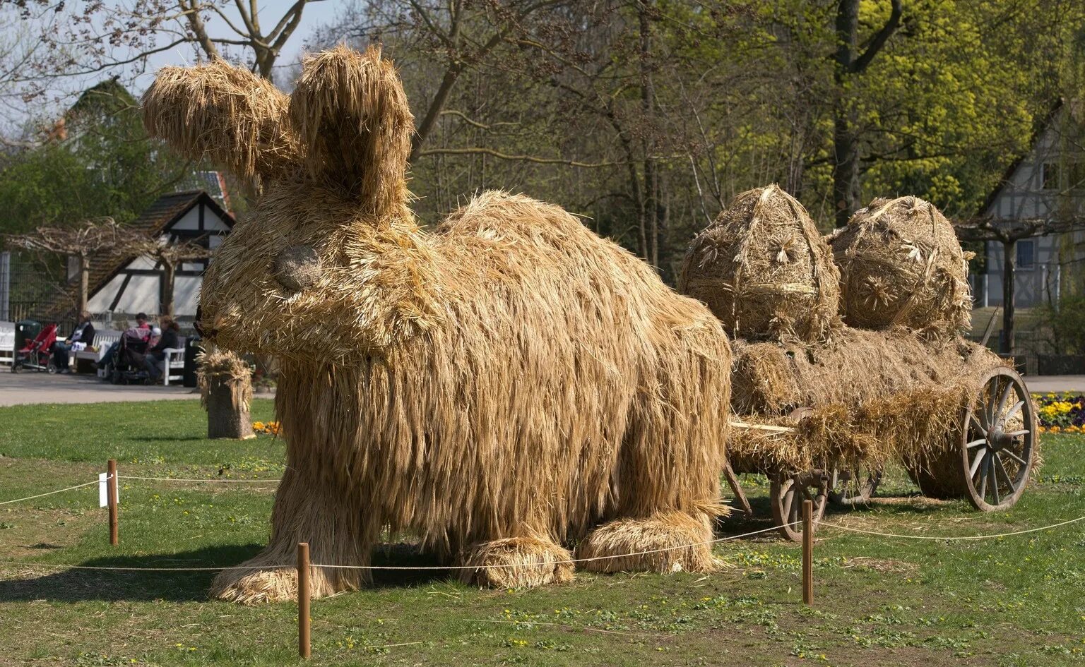 Из сена получилось. Скульптуры из соломы. Фигуры из сена. Скульптуры из сена. Игрушки из сена.