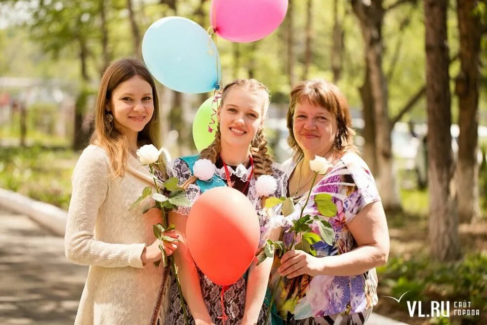 Выпускники родителям на выпускной 11 класс. Фотосессия с родителями на выпускной. Мамы на выпускном в школе. Выпускной в школе с родителями. Родители на выпускном в школе.