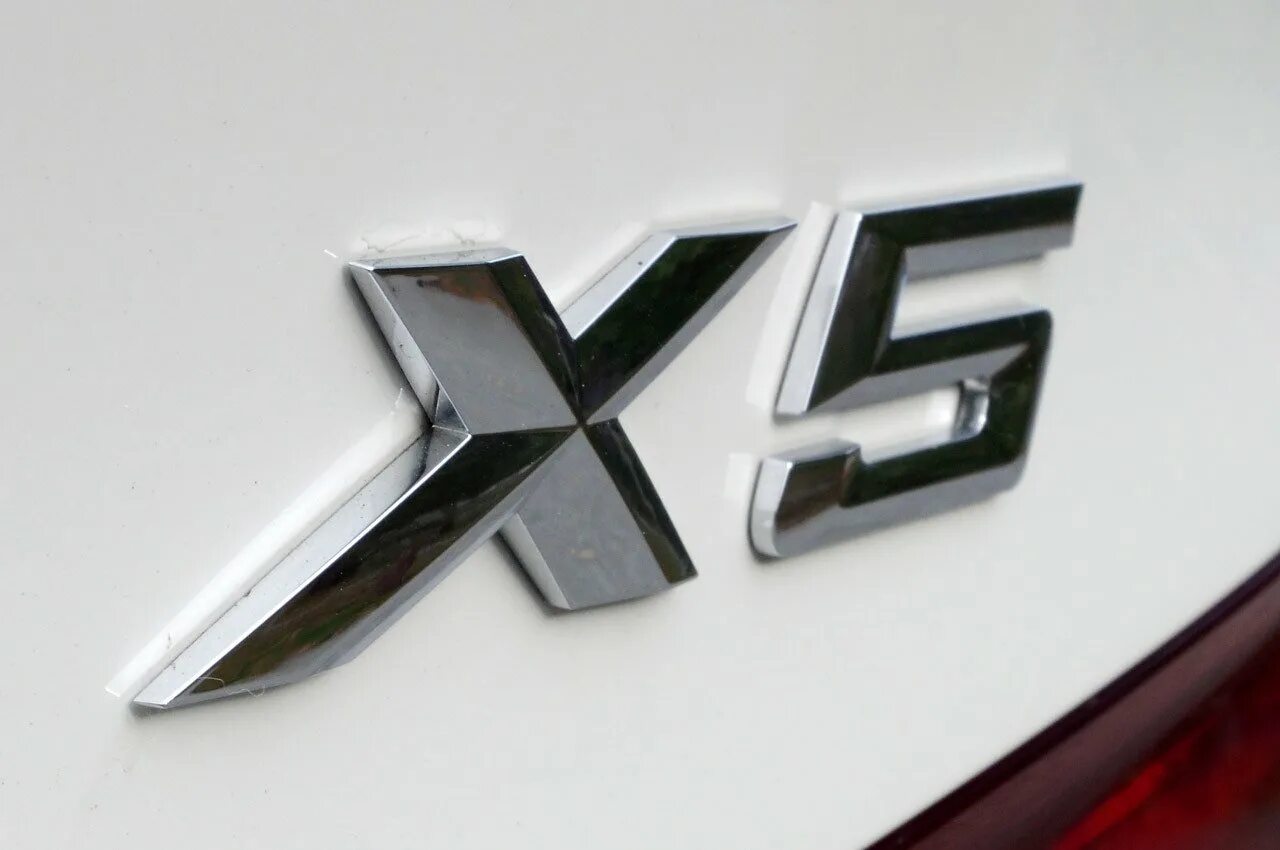 Эмблема шильдик. Bmw x5 лого. bmw x5 значок. шильдик бмв икс 5 чёрный. шильдик на бмв х4.