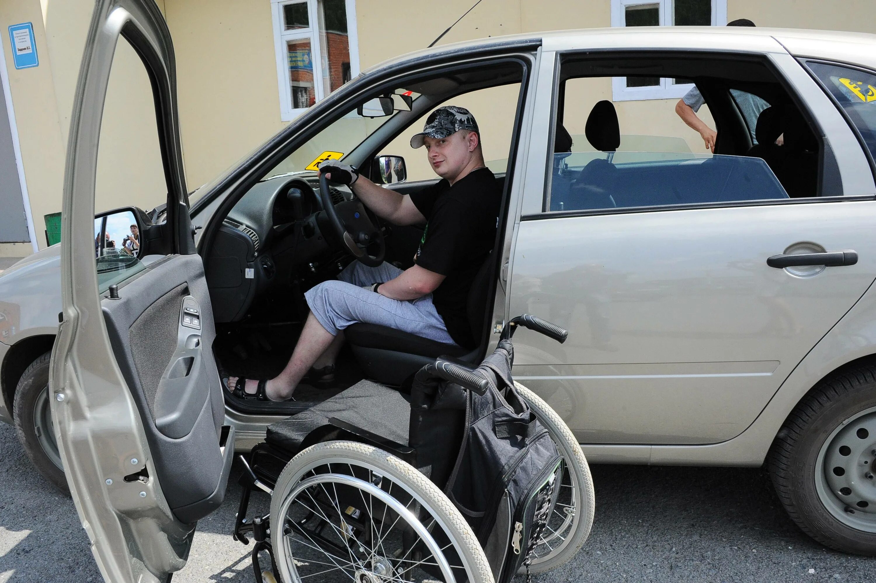 Где купить машину инвалиду. Автомобиль для инвалидов. Автомобиль для инвалидов колясочников. Машина для инвалидов с ручным управлением. Машина для инвалидов колясочников с ручным управлением.