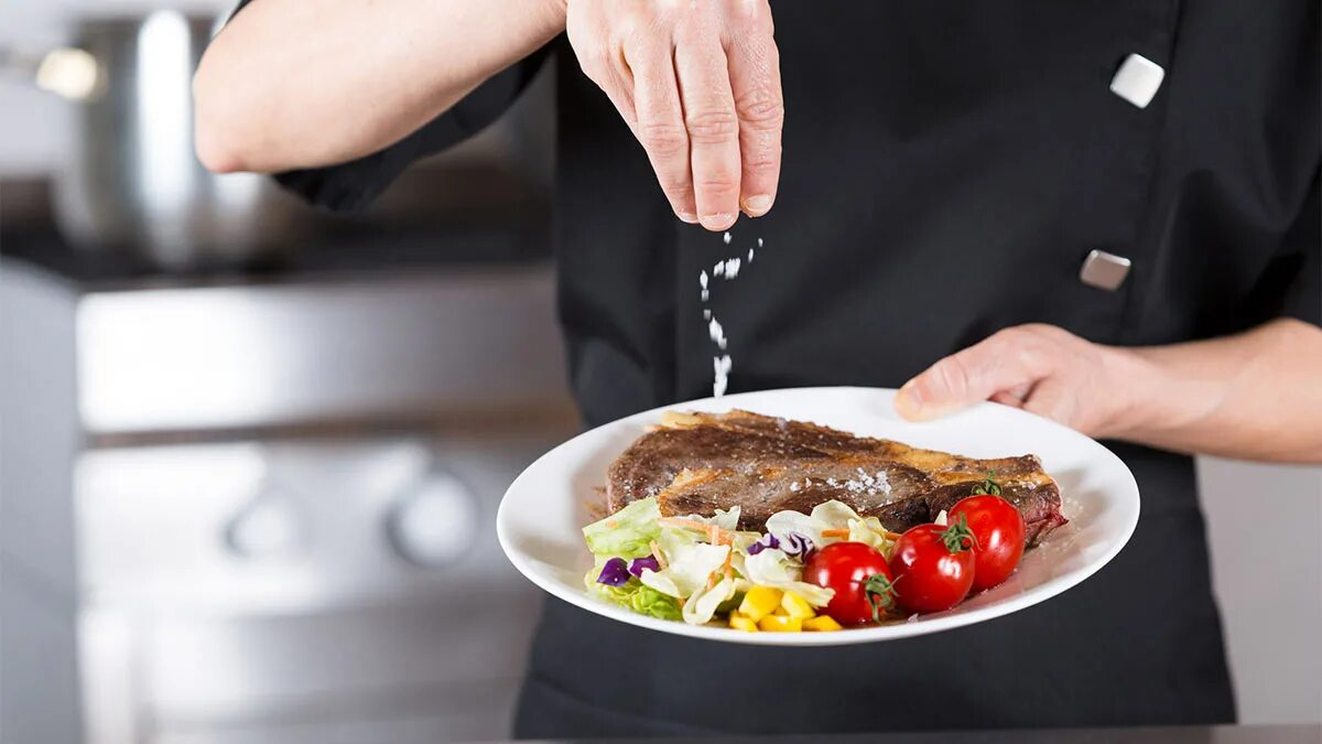 Соль в приготовлении пищи. Пересолила. Соленая пища. Пересолил еду. Соленая пища.