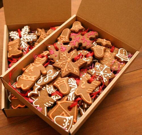 Ящик пряников. Новогодние наборы печенья. Имбирные пряники новогодние наборы. Новогодние коробочки с печеньем. Имбирное печенье в упаковке.