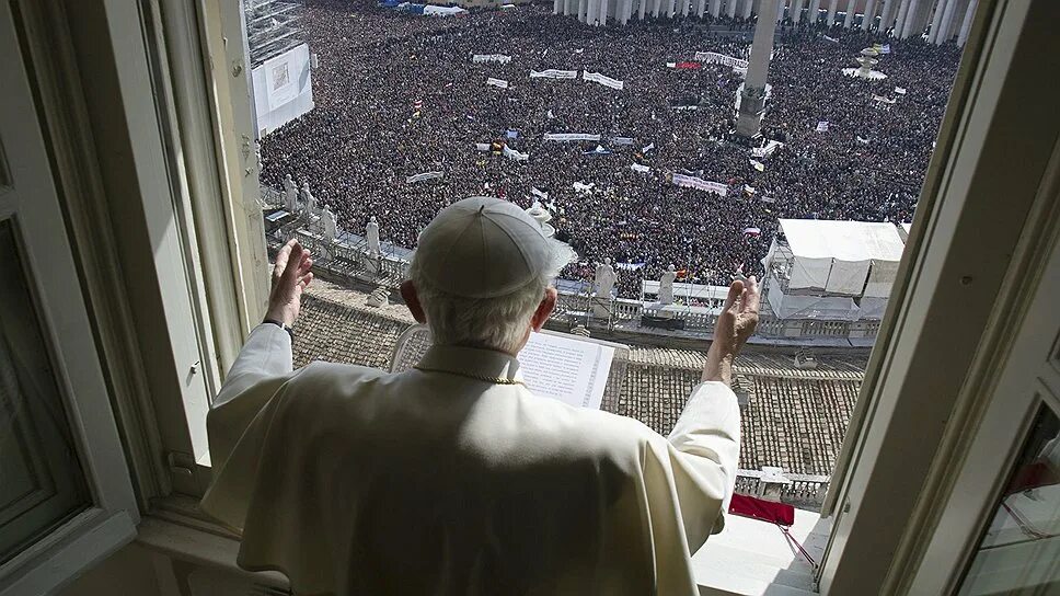 Папа Римский на балконе собора Святого Петра. Папа Римский на балконе. Римский балкон. Папский балкон. Папа моем окна