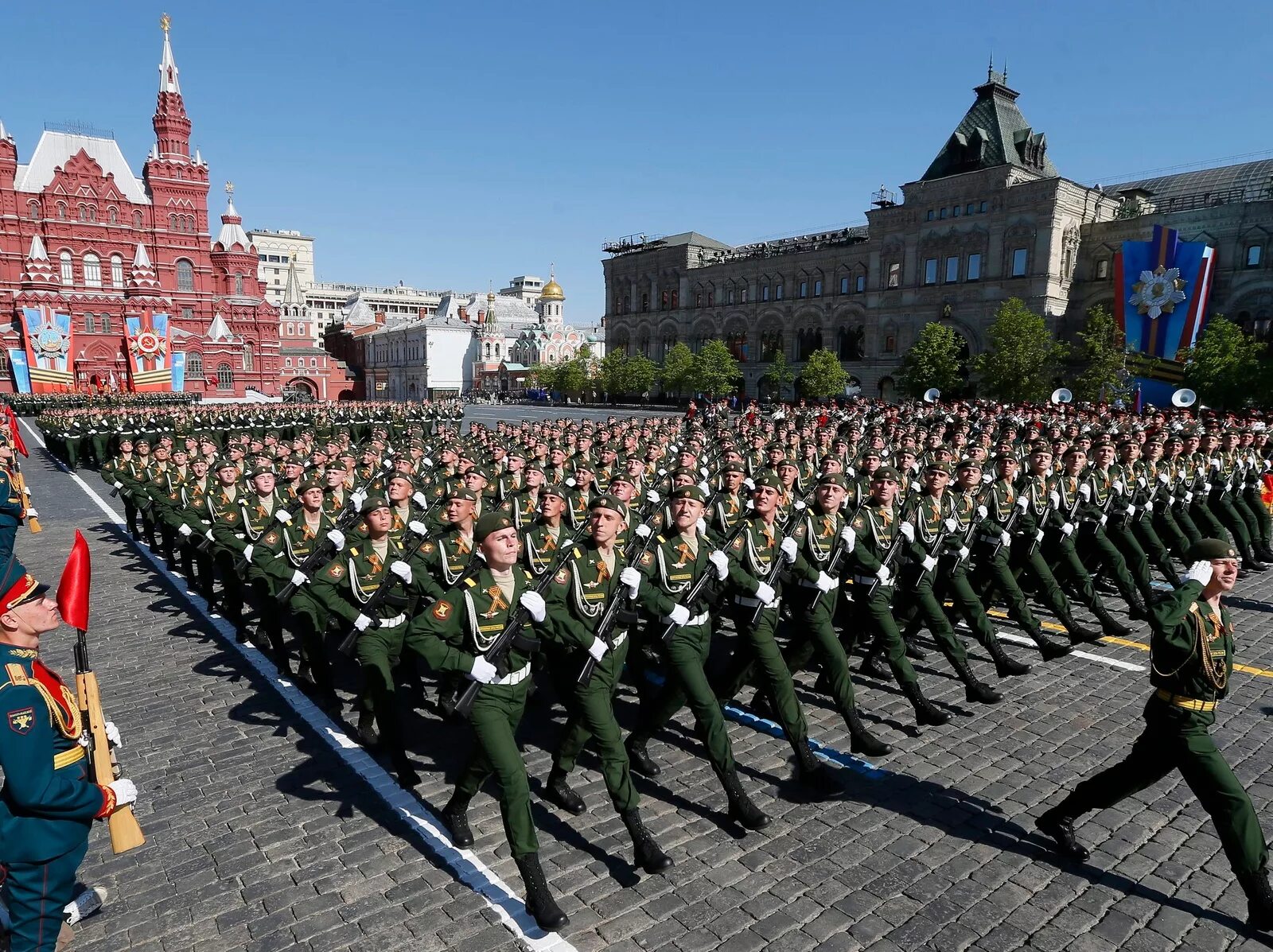 Военные идут. Парад солдаты маршируют. Строй солдат на параде. Русские солдаты маршируют. Русские солдаты на параде.