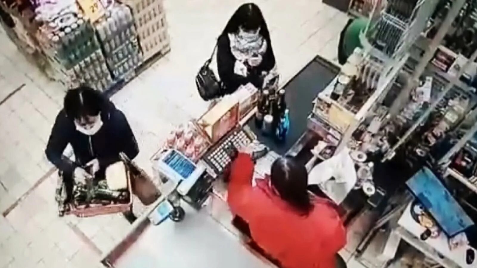 Бабушка ворует в супермаркете. Охранник наказывает за кражу в магазине. Магазин пойман. Вор в супермаркете. Девушки со стримов мелстроя.