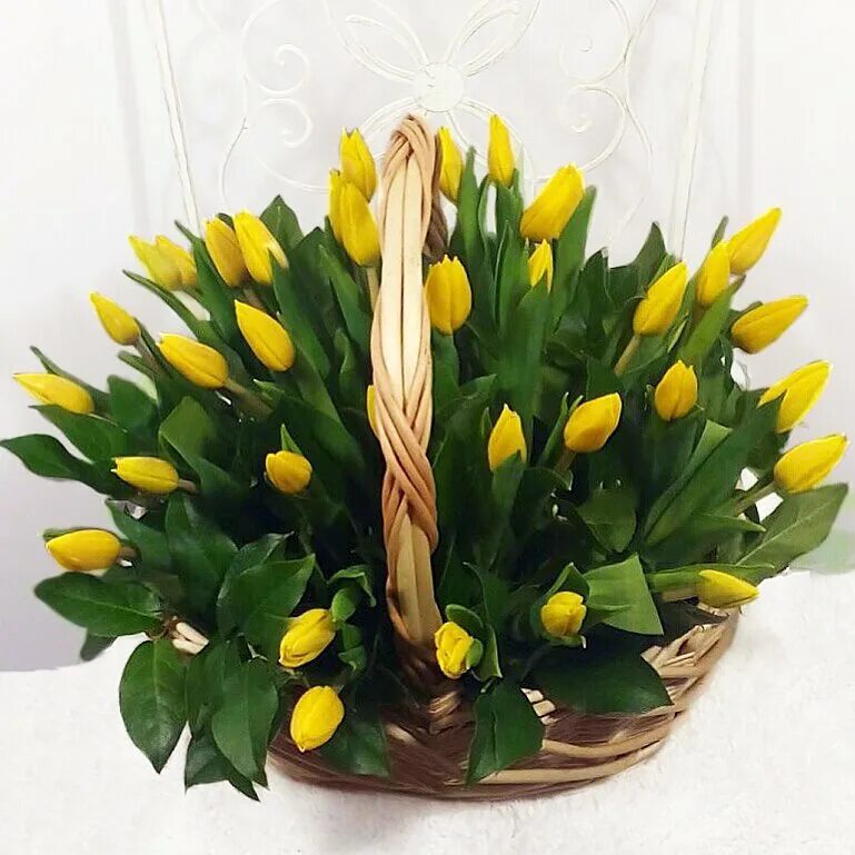 Тюльпаны в корзине фото. Букет тюльпанов. Корзина с тюльпанами. Букет желтых тюльпанов. Цветочные композиции с тюльпанами.