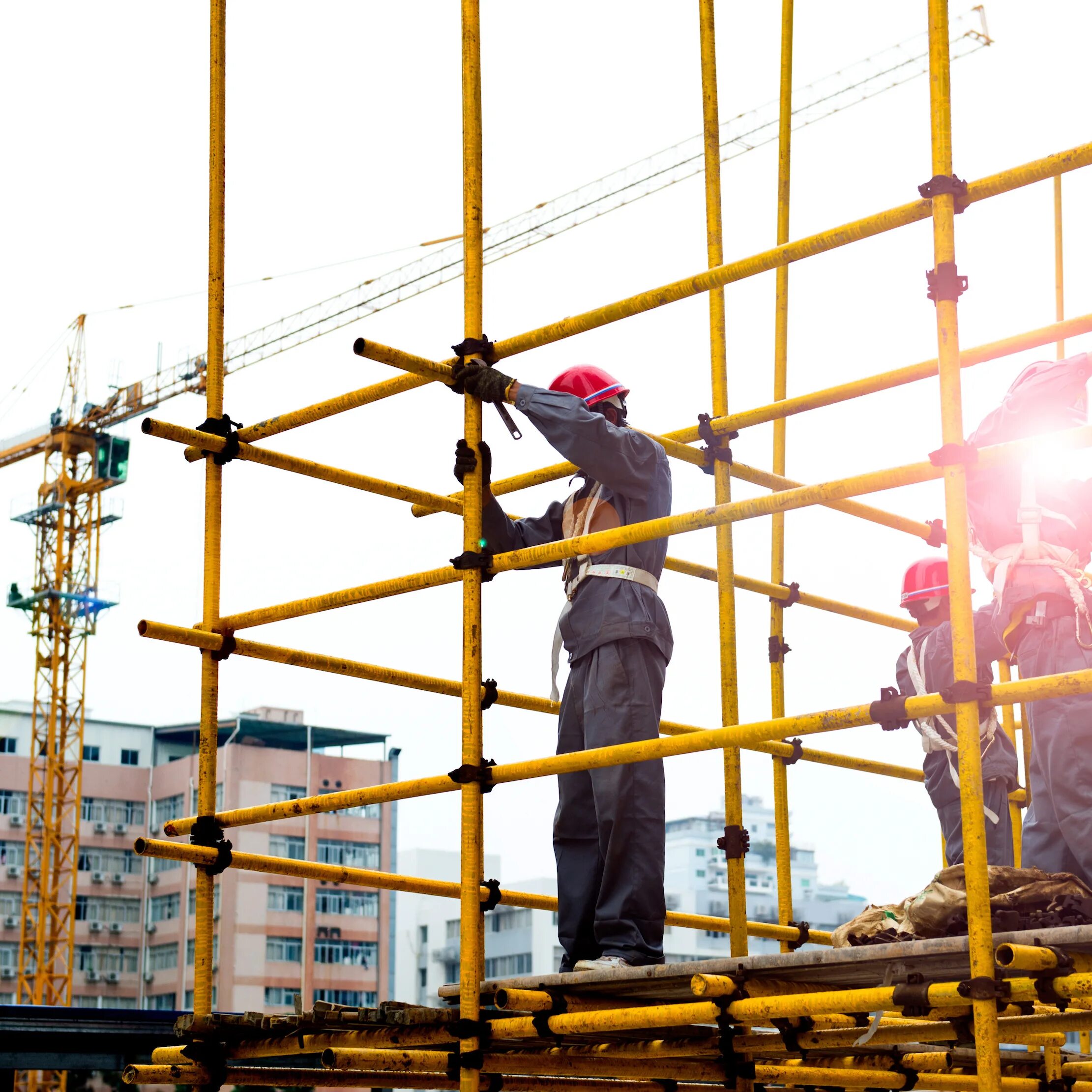 Работа с лесов. Для выполнения работ с лесов высотой. Строители на лесах. Строительные леса тб. Охрана труда средства подмащивания.