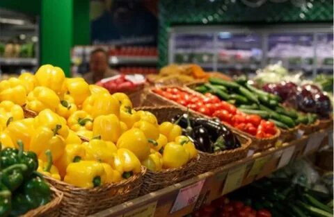 На прилавках магазинов лежат отборные овощи