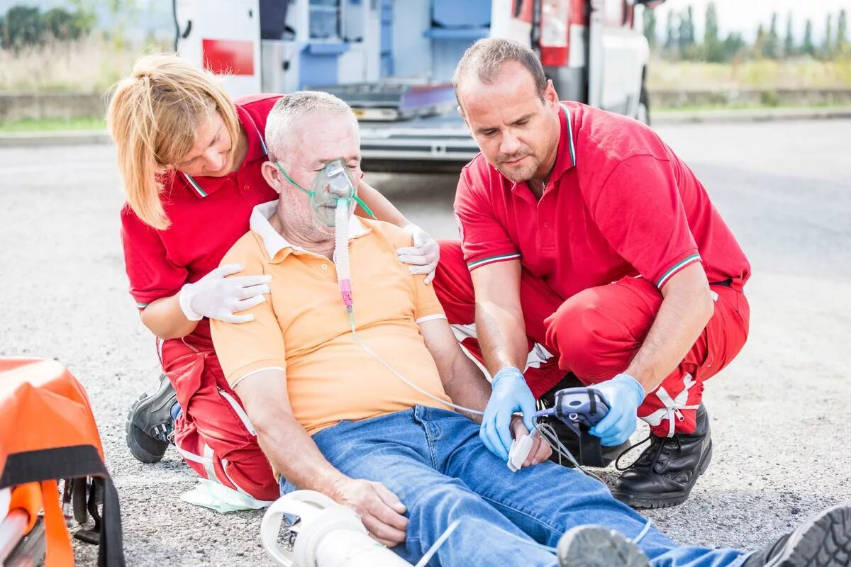 Больному оказали помощь. Коллапс это в медицине. Оказание помощи пациенту.