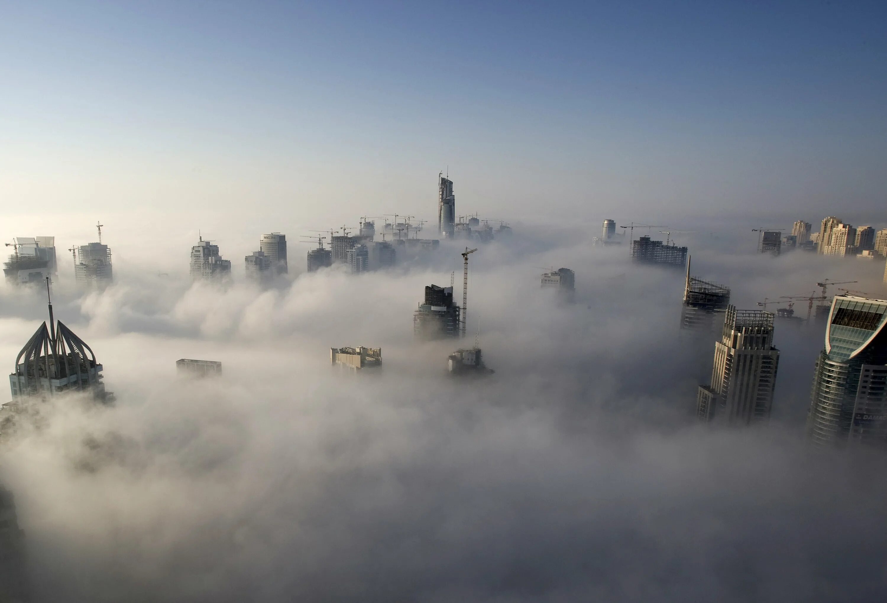 Условиях сильного тумана. Город в тумане. Туман над городом. Сильный туман. Туманный город.
