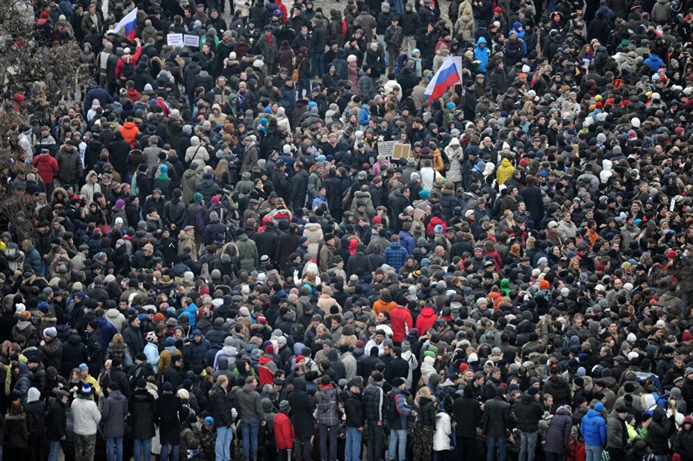 Толпа участников митинга. Человек толпы. Толпа народу на митинге. Большое скопление людей. Толпа 10 тысяч человек.
