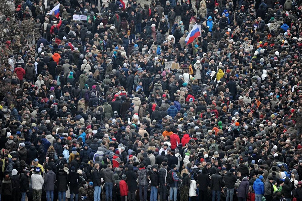 Человек толпы. Толпа народу на митинге. Большое скопление людей. Толпа 10 тысяч человек. Толпа участников митинга