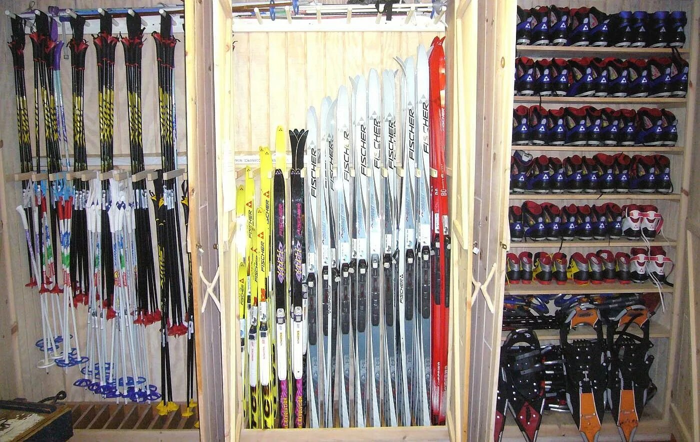 Стеллаж для спортивного инвентаря. Стойка для хранения лыж. Полка для хранения лыж. Шкаф для хранения лыж.
