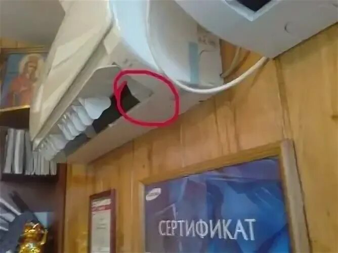 Почему потек кондиционер в квартире. Из блока кондиционера капает вода в комнату. течет внутренний блок кондиционера. течет из кондиционера в комнату причины. капает с внутреннего блока кондиционера причины.