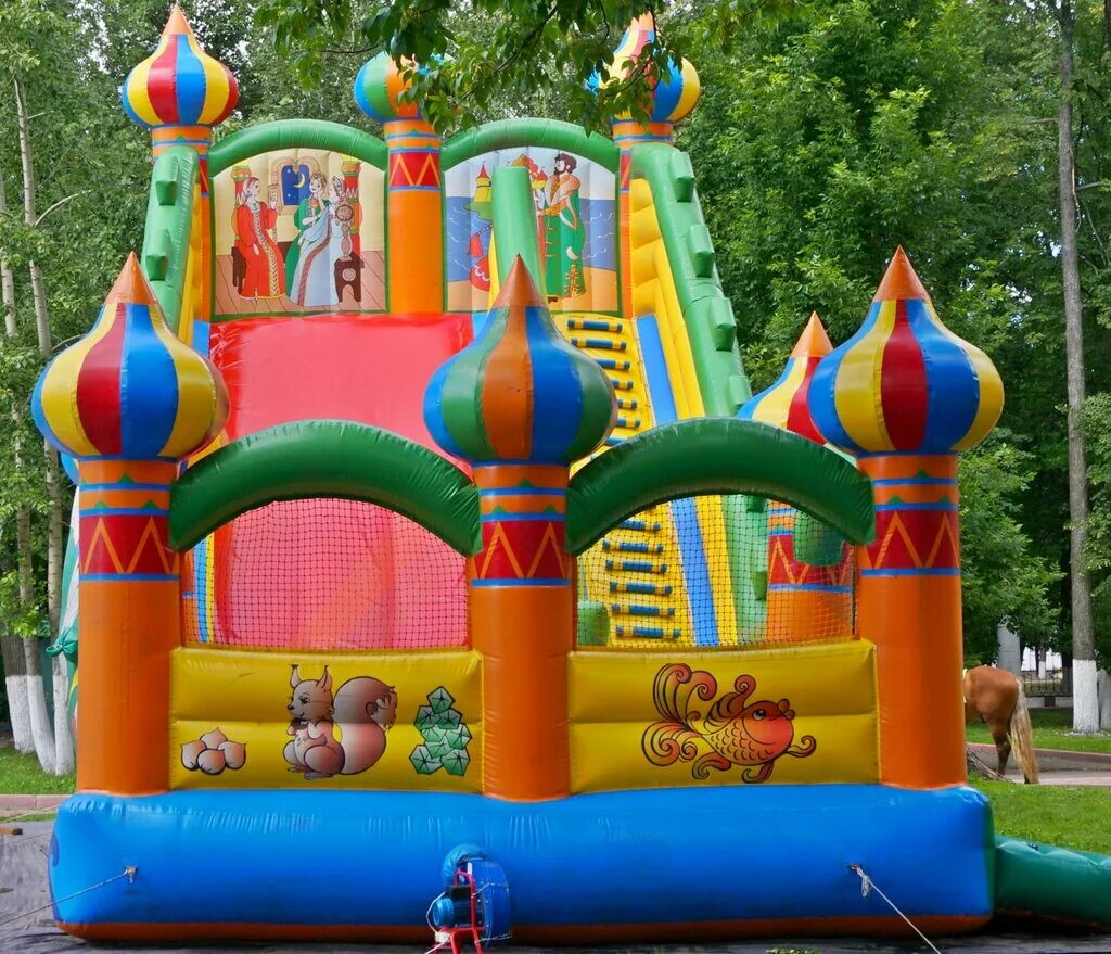 Батутный центр сергиев посад. Парк развлечений батуты. Парк развлечений батуты. Батут в парке. Надувной батут в парке.