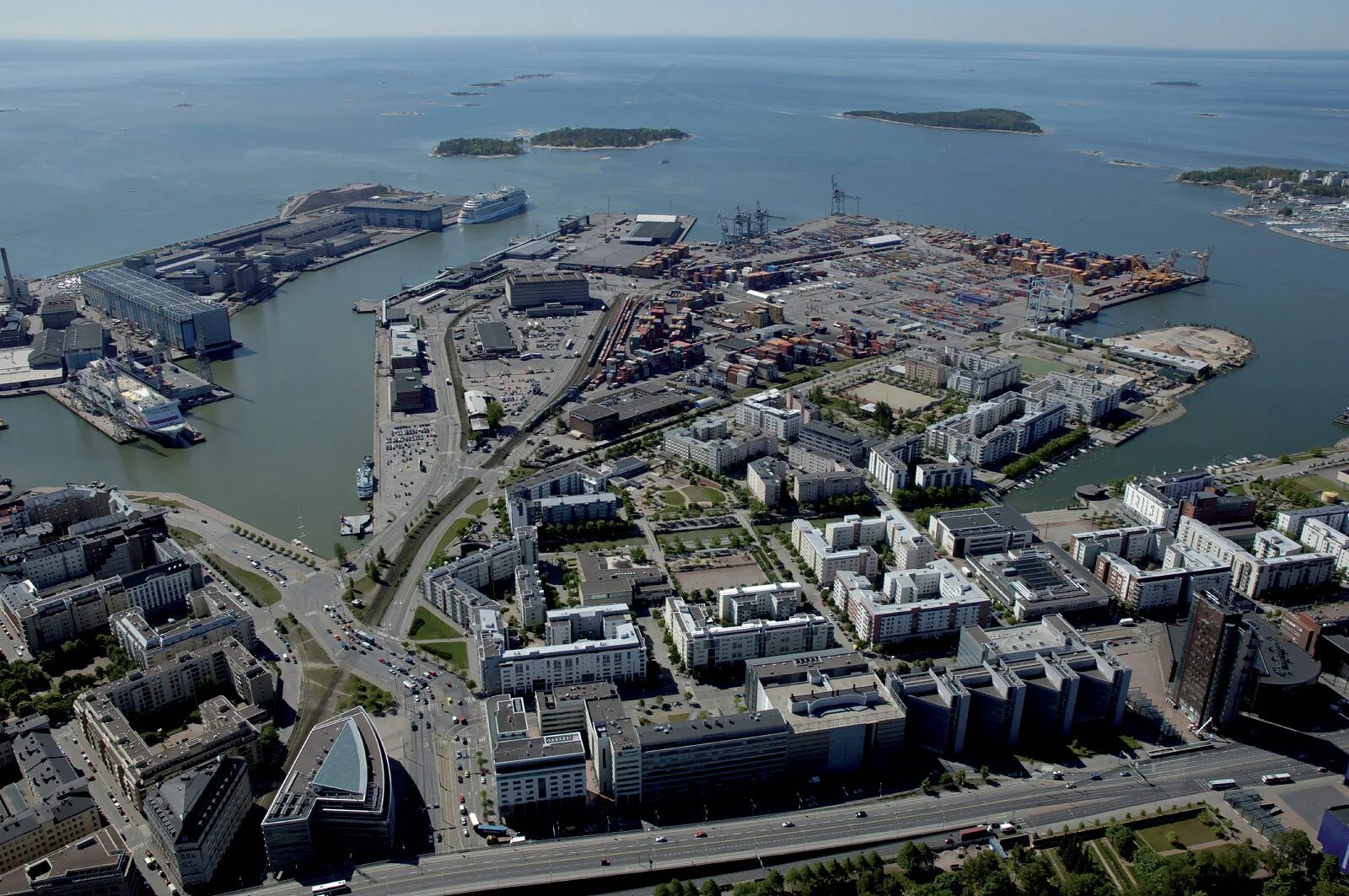 Порт в финляндии 5 букв на т. Морской порт Хельсинки. Южный порт Хельсинки. Хельсинки Финляндия порт. Западная гавань Хельсинки.