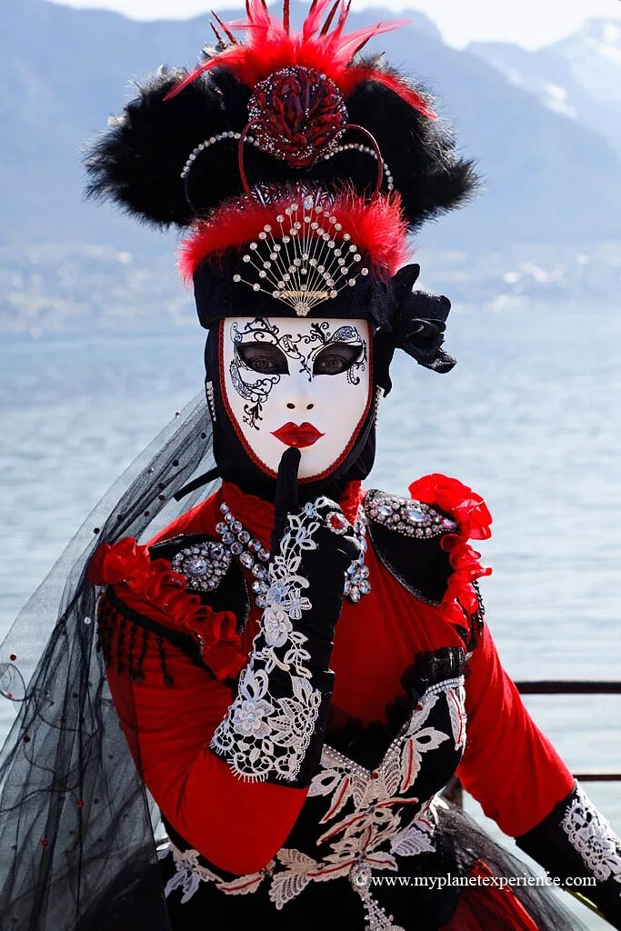 Венецианский карнавал костюм с лампочками. Карнавал в Венеции 2022. Venice Carnival 2022 Mask Costume. No Carnival.