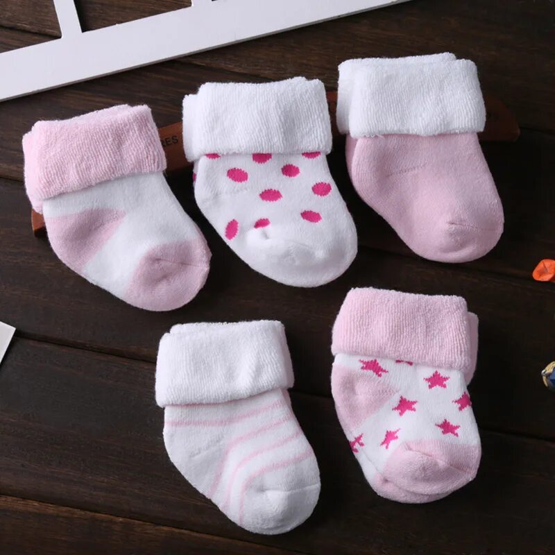 Носочки для новорожденных 0 3. Носки для младенцев. Носочки для новорожденных девочек. Детские носки для новорожденных. Маленькие носочки для новорожденных.