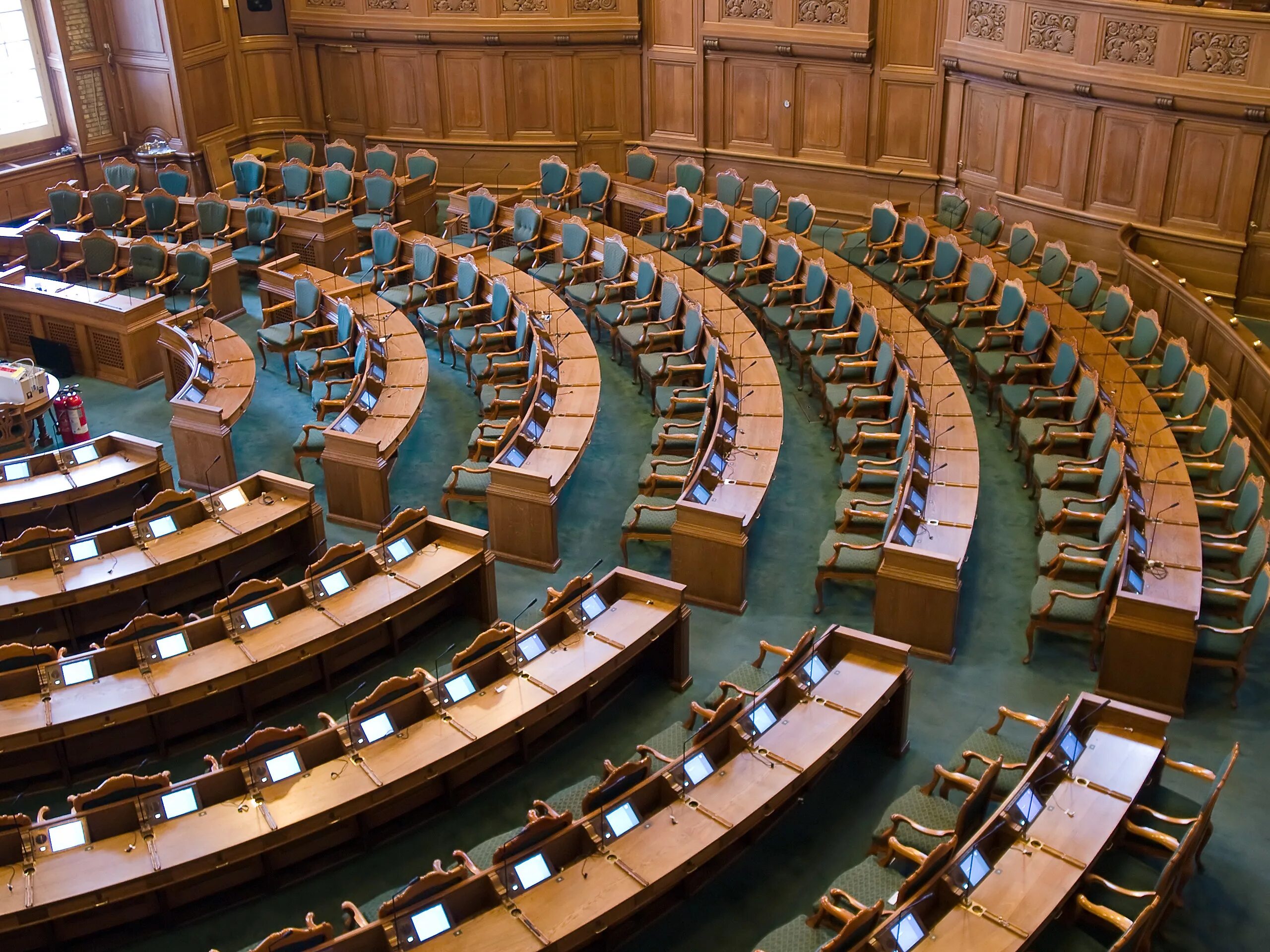 Парламент какой год. Круглый зал парламента. Двухуровневый парламент. Залы заседаний парламентов мира. Полный зал парламент.