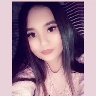 Кішкентай қыздар видеоға өздерінің кискаларын көрсетеді