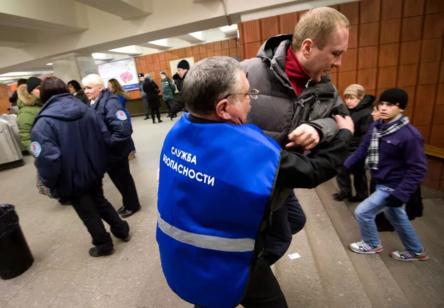 Безопасность московского метрополитена. Сотрудник службы безопасности Московский метрополитен. Охрана Московского метрополитена. Служба безопасности Московского метрополитена. Инспектор безопасности в метрополитене.