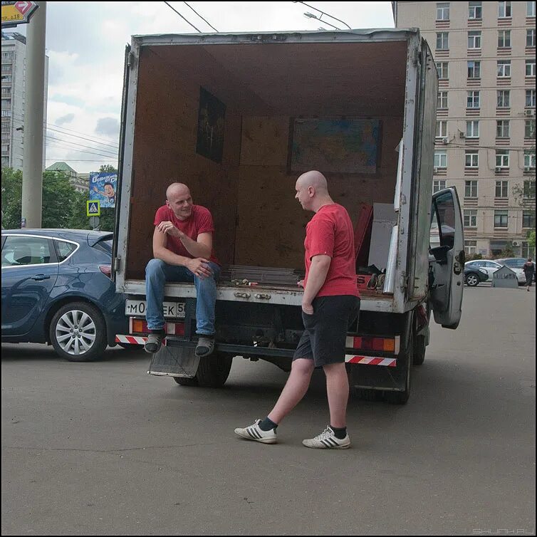 Нанять грузчиков. Грузчики. Грузчик. Разгрузка стройматериалов грузчиками. Грузчики переезды.