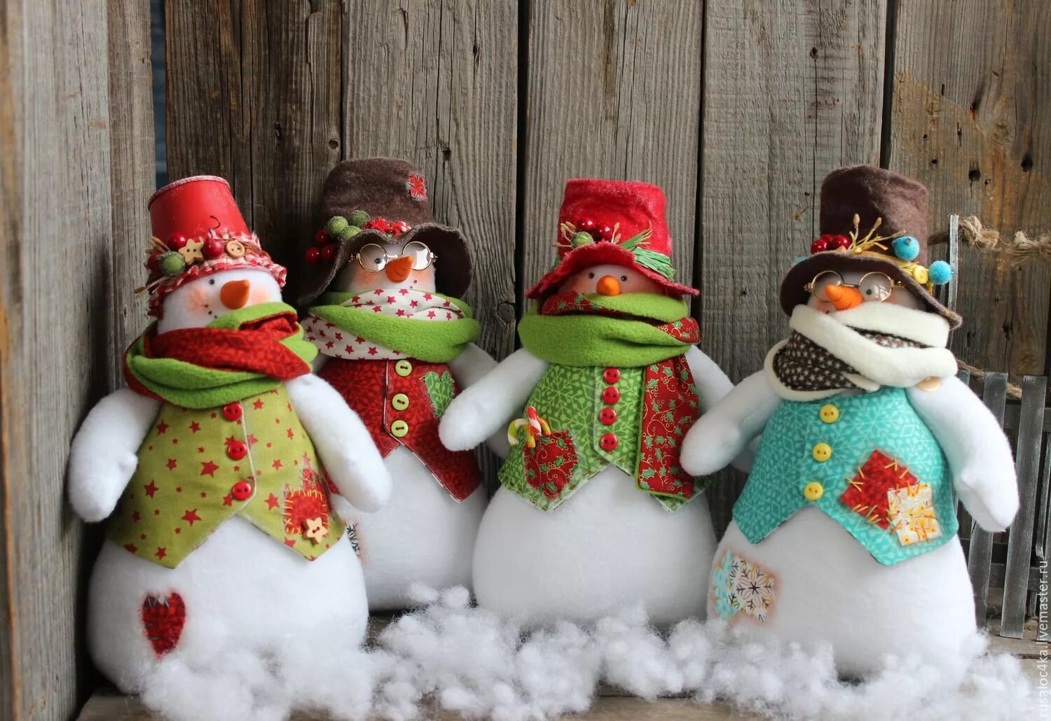 семья снеговиков из пенопласта. мастер класс новогодний сувенир. текстильные игрушки снеговики. снеговик спицами мастер класс. снеговик из фетра большой.