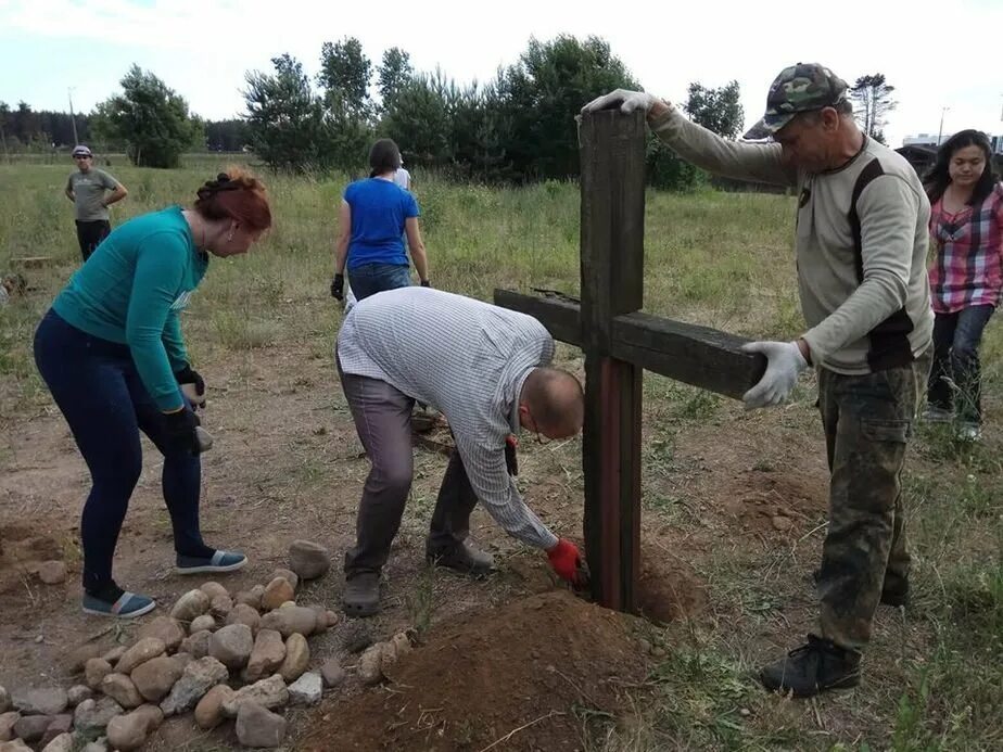 Ставить крест на человеке. Кладбище Куропаты. Детей привезли к дереву. Для чего в лесу ставят кресты. Кто и зачем мог поставить в лесу деревянный крест на макушке дерева.