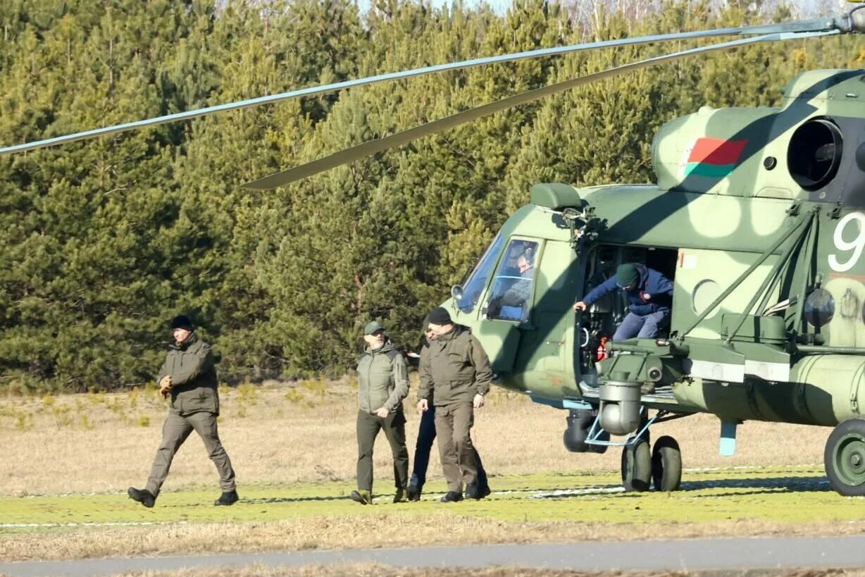 Приехали на переговоры. Российский вертолет. Вертолеты Украины. Польские вертолеты. Учения в Белоруссии 2022 военные.