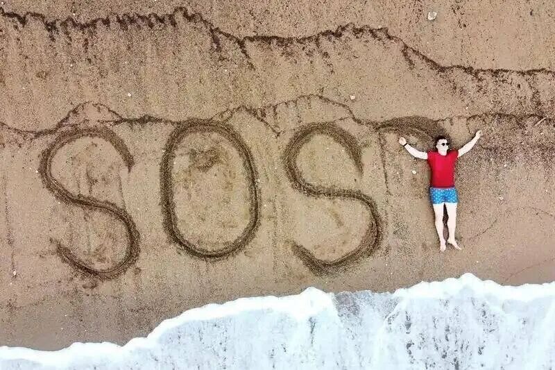 С помощью нее моряки подают сигнал сос. Надпись на песке. sos на песке. сигнал сос на песке. надпись сос на песке.