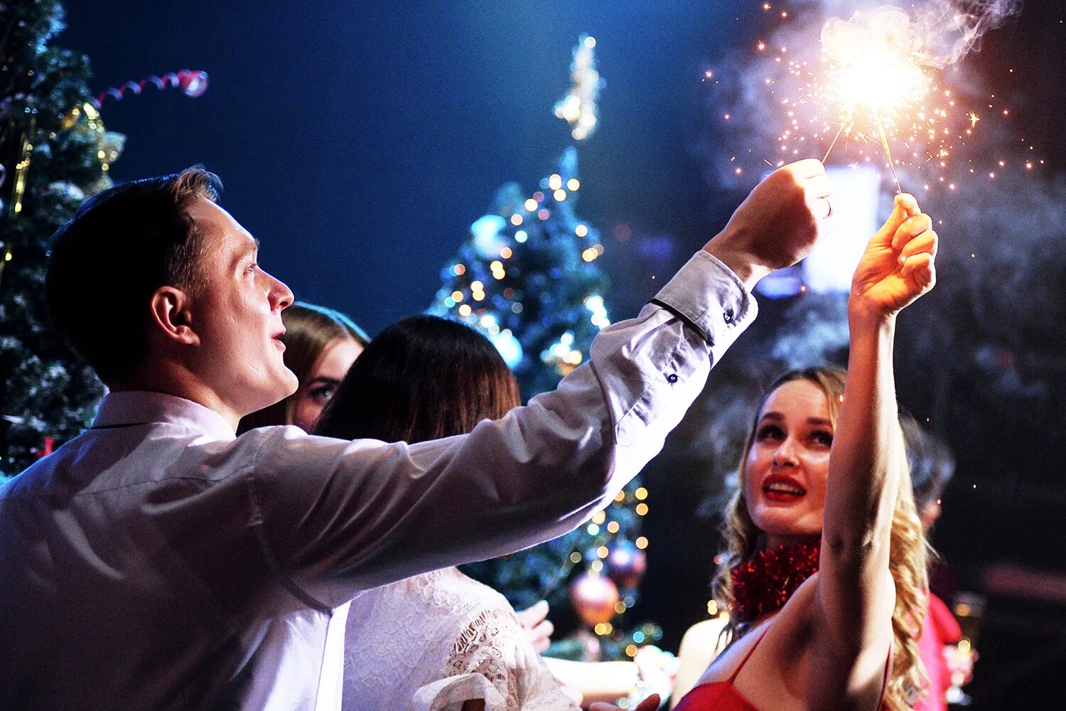 встречайте новый. новый год люди. встречайте новый. мужчина и девушка в новогодних шапках. новогодниекорпоротивы.