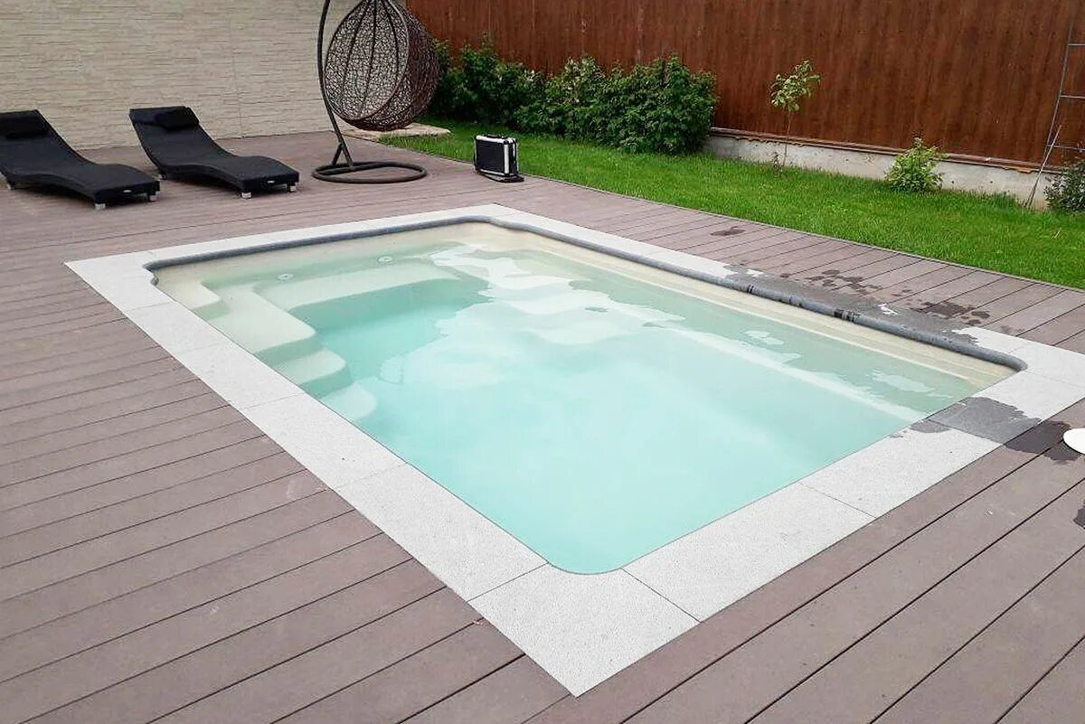 Каркасный бассейн интекс ландшафт. Небольшой бассейн для дачи. Дикоротивной бассейн на участке. Бассейн бежевый композитный. Красивый бассейн.