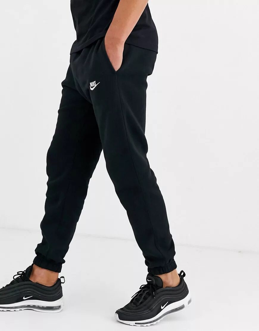 Найки с карманом. Nike Club Cuffed Joggers in Black. Джоггеры найк черные. Джоггеры мужские найк черные. Nike штаны мужские джоггеры.