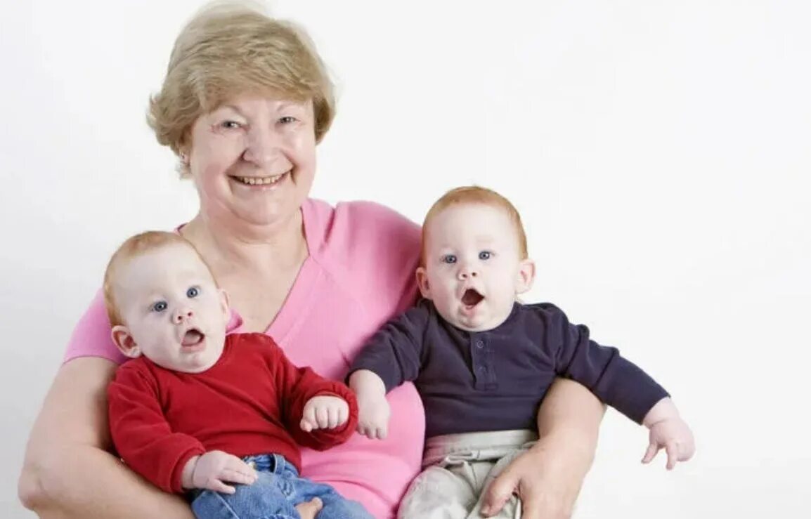 Бабушка родилась. Бабушка с внуками близнецами. Бабушки Близнецы. Бабушку с двойней. Бабулю с двойняшками.