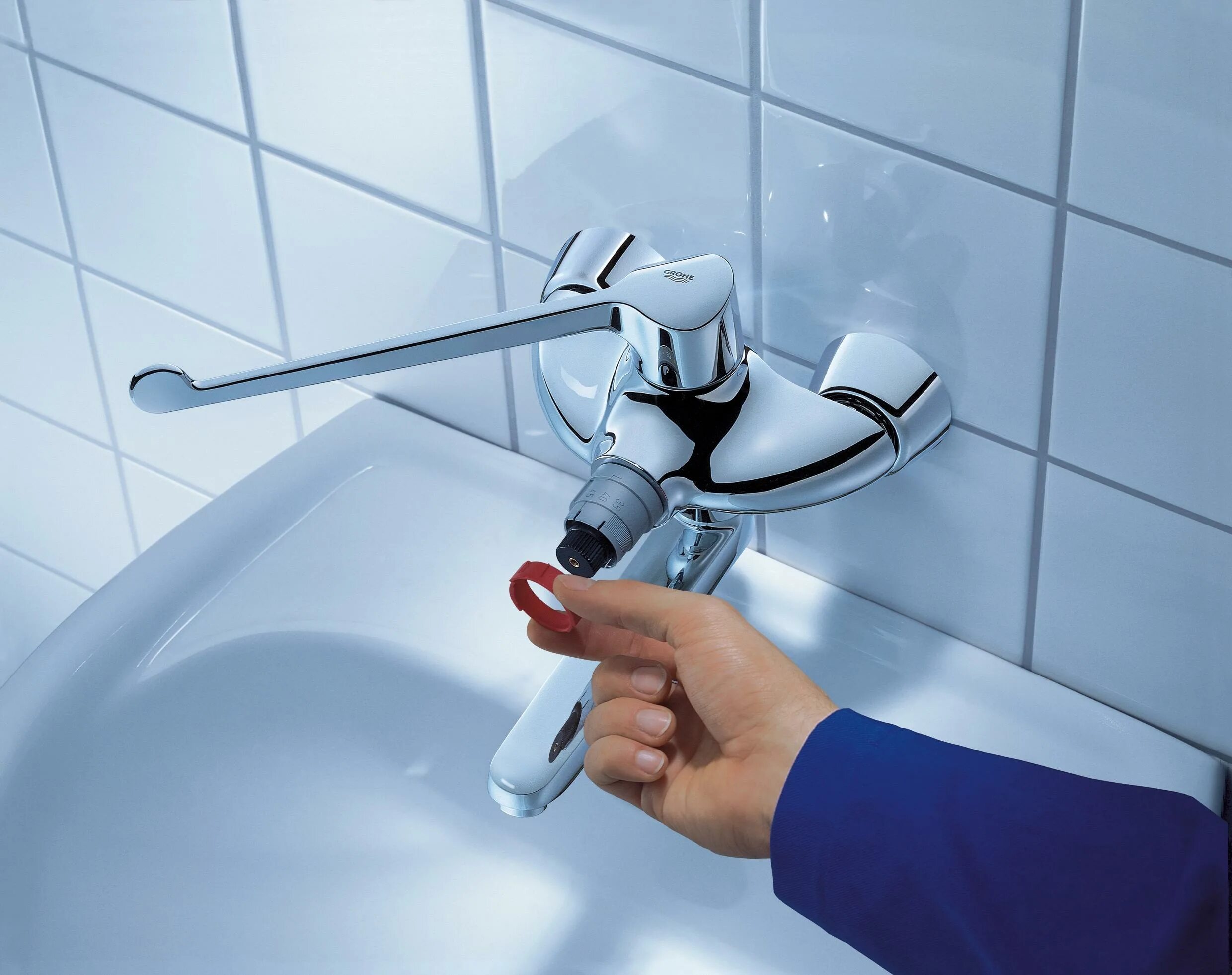 Grohe Grohtherm для раковины. Крепление смесителя Grohe к раковине. Откручивающийся смеситель для раковины. Смеситель для ванной. Как заменить кран в ванне