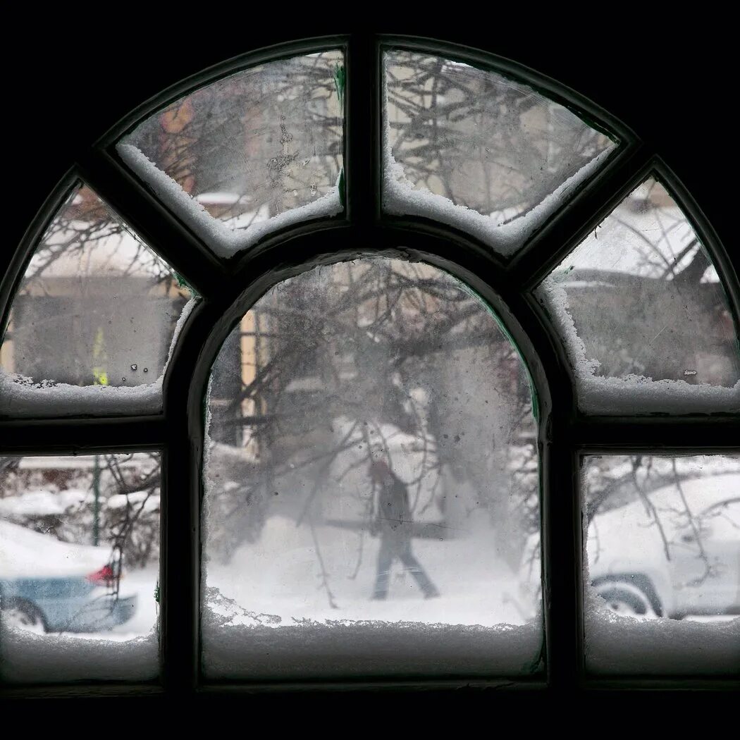 Снег окно сердце. Прицелился в окно снег. Севастополь снег окно холодильник. Man look Window Snow.