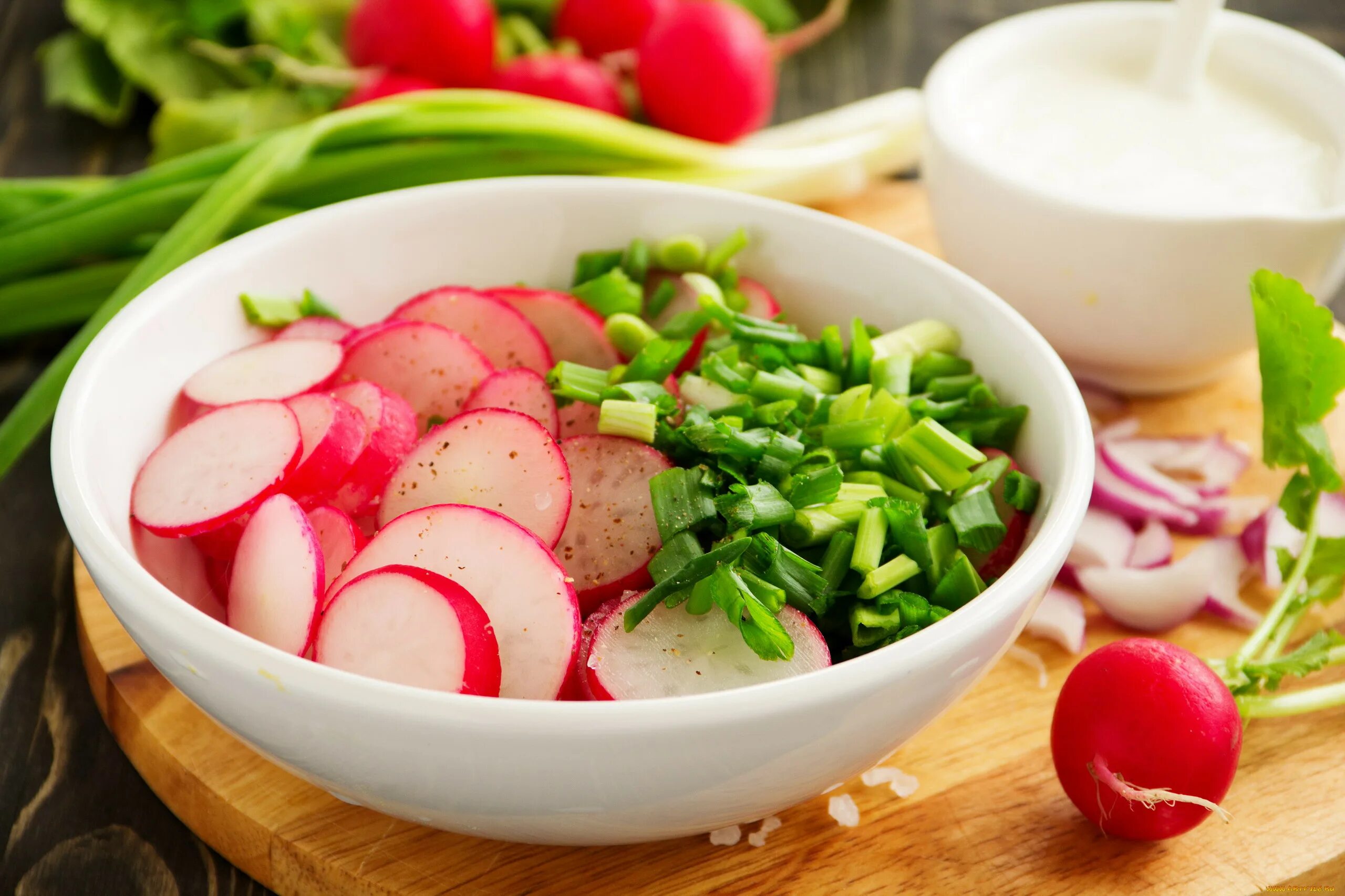 Салат редис со сметаной. Салат из редиса. Овощной салат с редиской. Овощи для окрошки. Салат с редисом и огурцом.