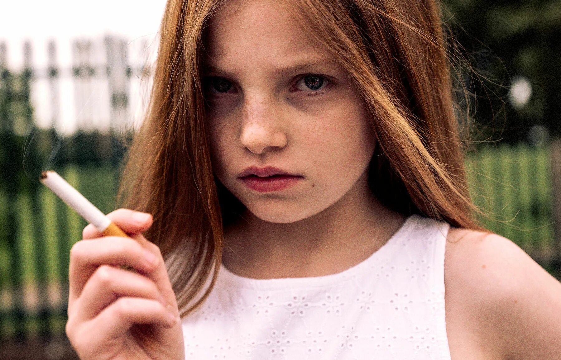 Lilu smoking. Салли манн (sally mann. Little smoking girl. Маленькие курящие девочки. Курение детей.