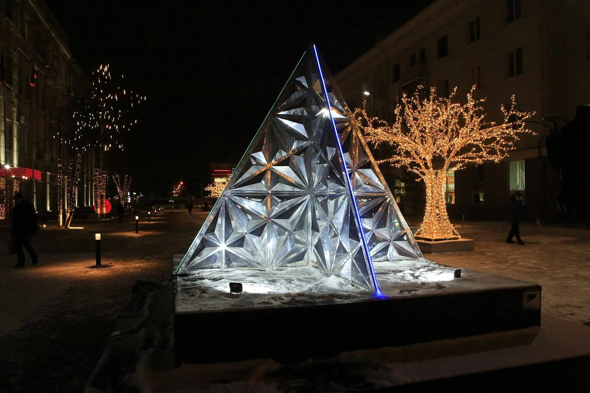 Елка арт объект своими руками. Арт объект елка. Арт объект елка. Елочка арт. Интерактивная инсталляция ель.