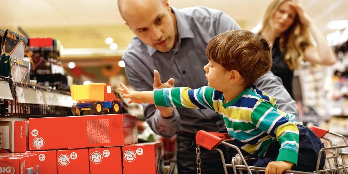 мама папа купили. девушка с ребенком в магазине. семья в загородном доме. Cimia. мама папа купили.