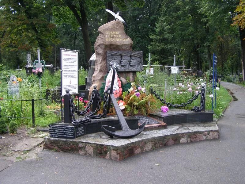 Могила моряка. Могилы морякам. Могила моряка. Могилы морякам. Памятник русским морякам на острове пенанг.