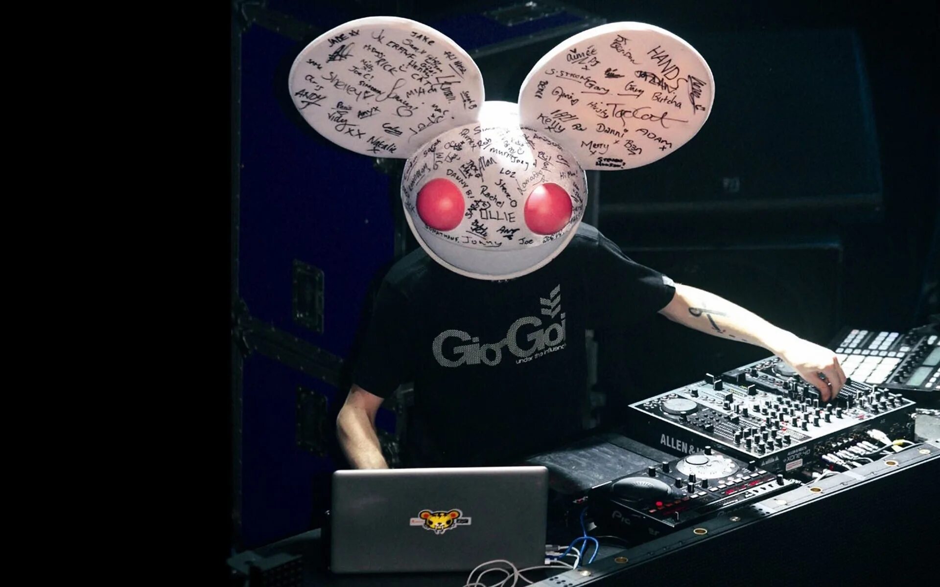 Deadmau5. Диджей deadmau5. Диджей в маске. Диджей в черной маске. 00 19 музыка