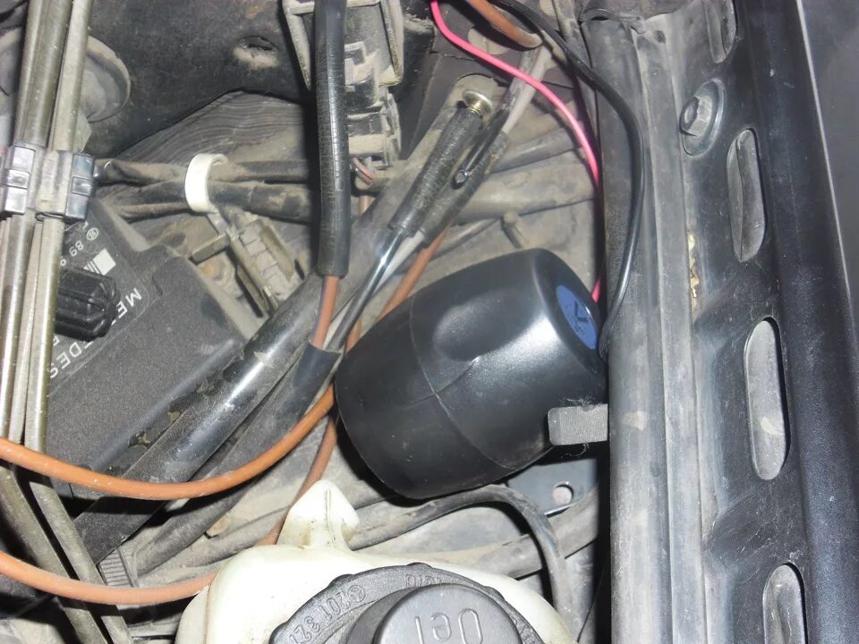 Мерс сигнализации. Mercedes w124 сигнализация. сигналы мерседес 124. провода от звукового сигнала 124 мерседес.