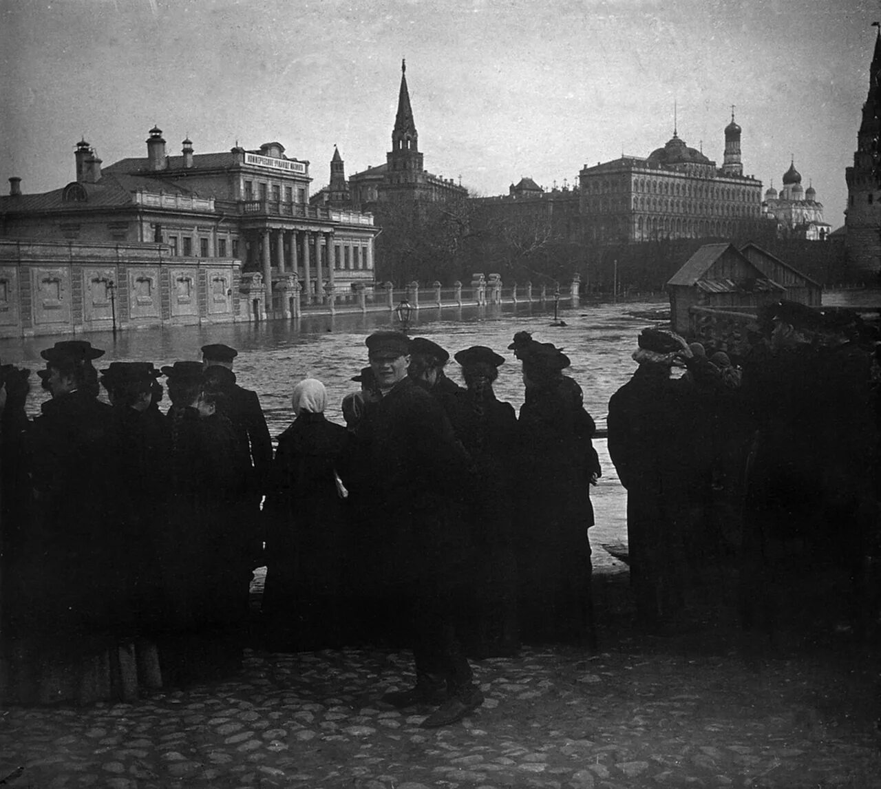 История с 1900 года. Москва 1900 1914 годов в фотографиях Сергея Челнокова. Москва Кремлевская набережная 1900 год. Москва набережная Кремля в 1914г. Москва люди 1900.